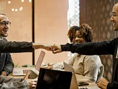 两个男人拳头碰在一起|乐观,交易,人,会议,公司,公司业务,办公室,办公桌,协议,发展,合伙,合作,员工,咖啡厅,咖啡馆,商人,商务,团队,团队合作,女人,女商人,室内,家具,工人,成人,成功,成熟,战略,房间,技术,握手,教育,文件,晒黑,男人,白人,着装,研究,祝贺,积极,笔记,笔记本,美国人,联盟,营销,西装,计划,议程,问候,非洲人,餐厅,餐桌,黑人交易,人,会议,办公桌,协作,协议,合伙,合作,商人,团队,团队合作,坐着,女人,室内,家具,成人,成熟,房间,手,握手,桌子,正式,特写,男人,笔记