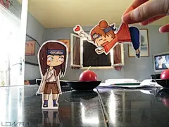 无意中看到一组插画与现实的结合~~哈哈哈被鼬涂指甲油的那张笑死了！作者应该就是图中的LOWRA~~