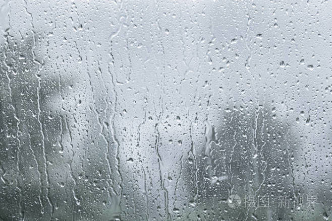 雨点落在窗户上。 漂亮的背景