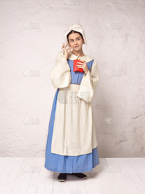 穿着历史服装的中世纪妇女穿着紧身连衣裙和...
