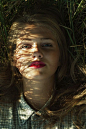 Licht und Schatten Fotografie: Kreative Porträt Idee mit Schattenwurf. Inspiration für Low Budget Fotoshooting mit Models oder Content Creator.