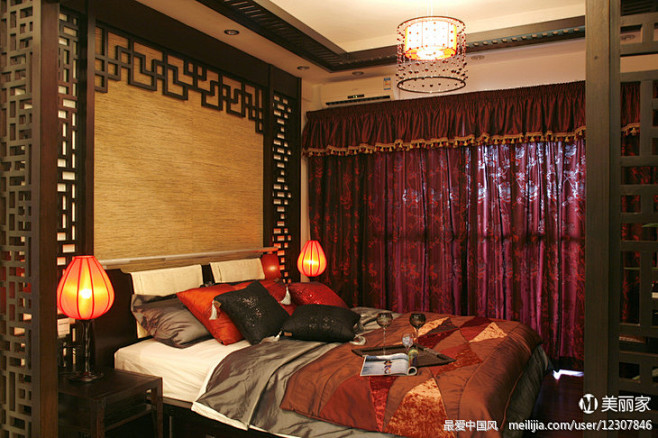 卧室的暗红色窗帘，体现稳重大方的气质