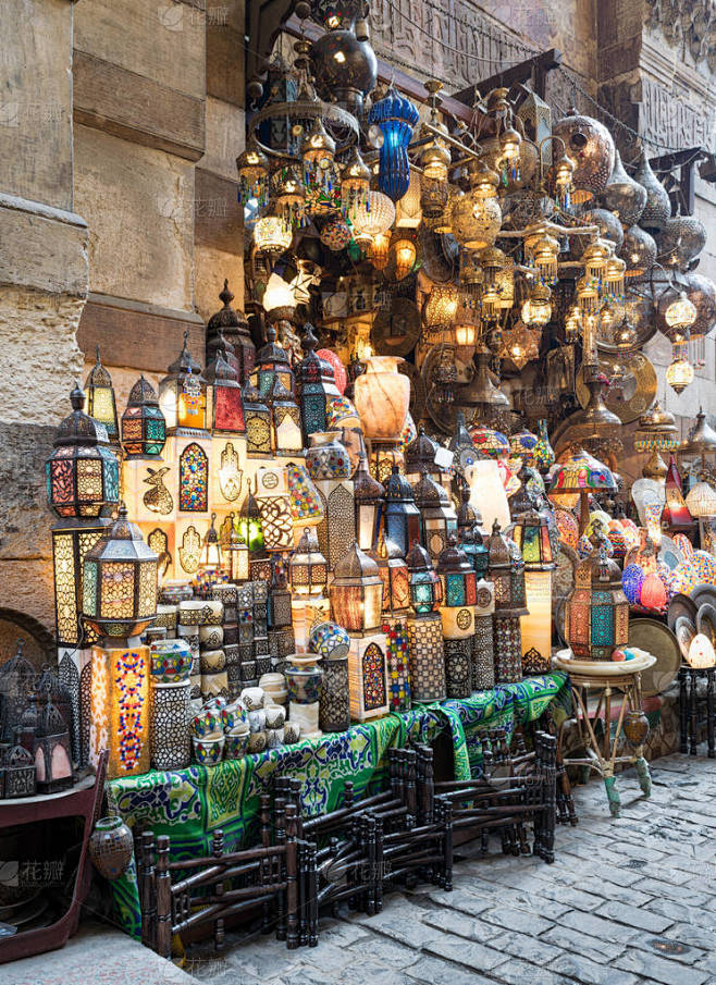堆叠照明铜灯笼，汗哈利利集市，开罗，埃及
