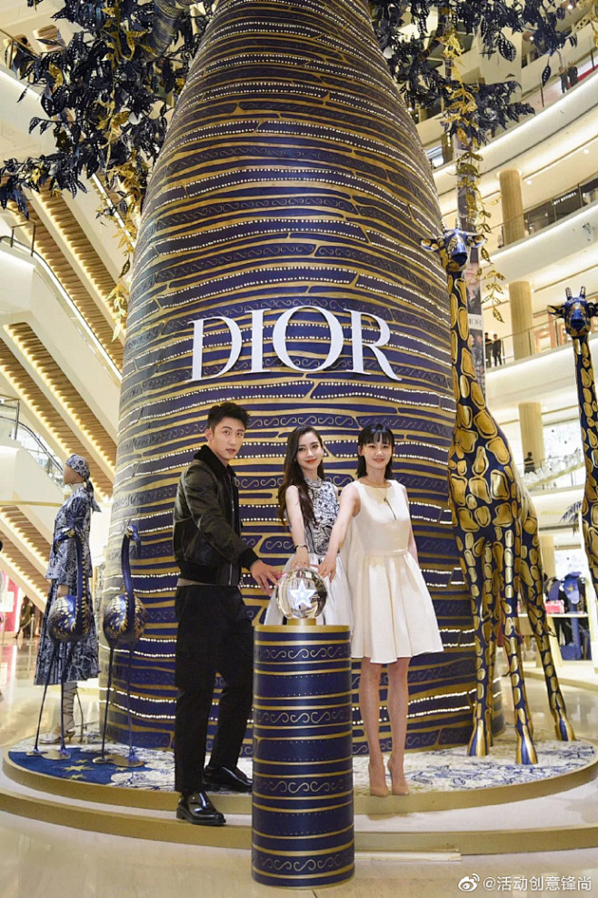 DIOR迪奥 | #Dior# 圣诞点灯仪式暨二零二零早春成衣及配饰系列限时精品店开幕酒会，为即将到来的圣诞佳节拉开序幕。此次点灯仪式的圣诞树 ...