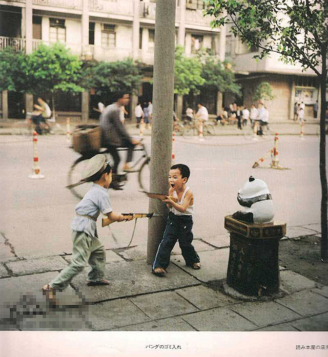 在街边玩打仗游戏的小朋友。