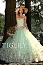 　日本婚纱品牌 TIGLILY 婚纱系列模特们身着曼妙的婚纱于森，林中宛若童话中的公主