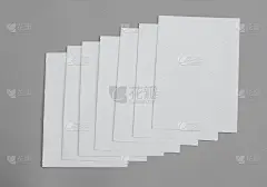 海报模型纸，白纸孤立在灰色背景，空白人像纸A4。宣传册杂志孤立在灰色上，可以用条幅产品的商业纹理为您