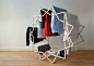 Clothes Horse 是设计师 Aaron Dunkerton 打造的折叠式晾衣架。
几十条木胶合板被铝合金棒串接起来，再通过挂钩锁定整个结构。