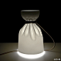 [Triode Edition的灯具设计] 丹麦哥本哈根设计的工作室Triode Edition最近推出了三款创意设计照明灯具:分别是« Crease »（褶皱） 、« Frame »（框架）、 « Fuchsia » （倒挂金钟）。值得拍案的设计，是Crease(褶皱)台灯的设计，是将陶瓷做成一个收紧袋口褶皱这的口袋，为了效果逼真些，将灯的电源线用皮革包裹起来，看起来就像是皮绳捆绑着袋口。