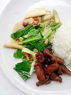 蔬菜炒，猪肉炒在盘子里