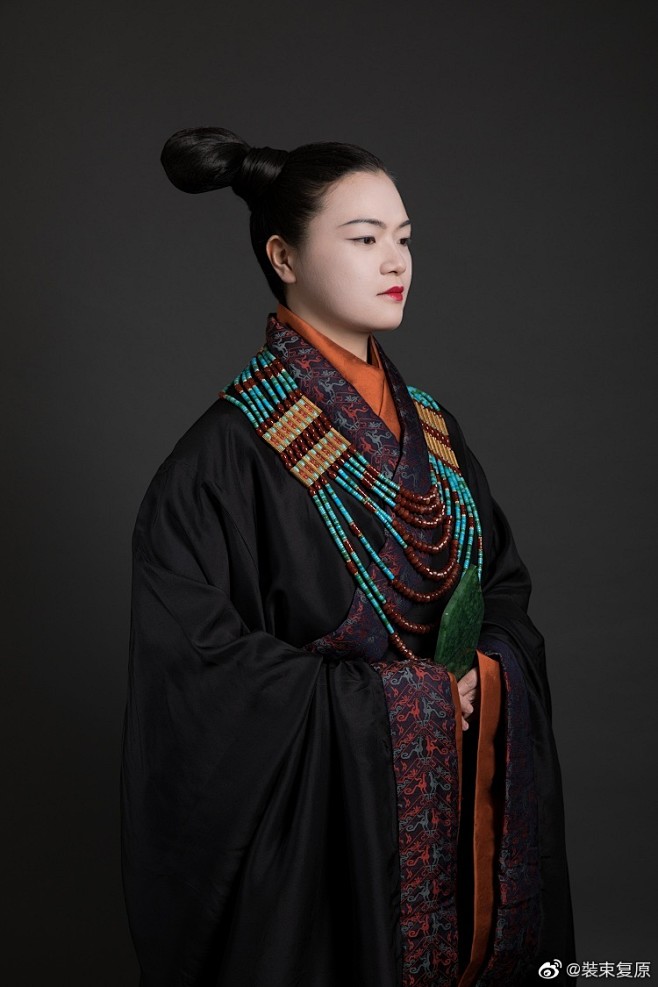 【装束复原】秦贵族女性装束，头梳歪髻，身着黑色直裾袍服，系刺绣宽腰带、以金带钩固定，手持玉圭。秦文化以黑色为尊，贵族服饰也崇尚黑色，秦咸阳宫 ...