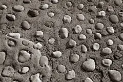 混凝土中卵石的棕色背景。混凝土混合物里有大石子。为海报，品牌，日历，卡片，横幅，封面，为您的设计或文