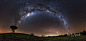 三個在紐西蘭上空的星系 影像提供與版權: Mike Mackinven
說明: 電波天線碟並不會吐出星系，不過它們可以用來偵測星系。上面這幅二星期前攝於紐西蘭幽暗夜晚的美麗景觀裡，我們銀河的盤面看似從左方升起，在夜空蜿蜒伸展並高懸在頭頂。而在銀河弧與地平線之間，可見到銀河最明亮的二個衛星星系，其中，小麥哲倫星系在左，大麥哲倫星系在右。這座隸屬於Warkworth衛星接收站的電波天線碟，則位在奧克蘭市的北郊。