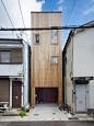 滩区住宅 / 藤原室建筑事务所 : 建筑场地仅有36.95平方米，位于一片居住区的中心。 条形木铺成的格栅式的地面，与条形木制成的桌子连接在一起，位于楼梯井的位置，上面直对着天窗，使阳光直接射入住宅的最底部。