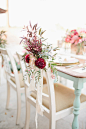 浪漫粉红色花园婚礼灵感 : 经典的深粉色和红色的色彩搭配，质朴的家具、粉红色鲜花和蛋糕甜品，打造出英式花园的浪漫和美丽。