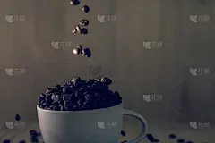 咖啡豆滴在杯子上，木质的背景，滤镜和低亮度的照明。