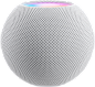 白色 HomePod mini 与上方由动态的多彩像素拼出的 “mini” 字样。