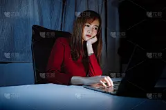 亚洲女性工作到深夜用笔记本电脑在家办公室看屏幕显示器不开心的工作辛苦，自由职业者呆在家里隔离失眠的危