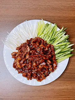立春吃春饼配京酱肉丝，附京酱肉丝做法