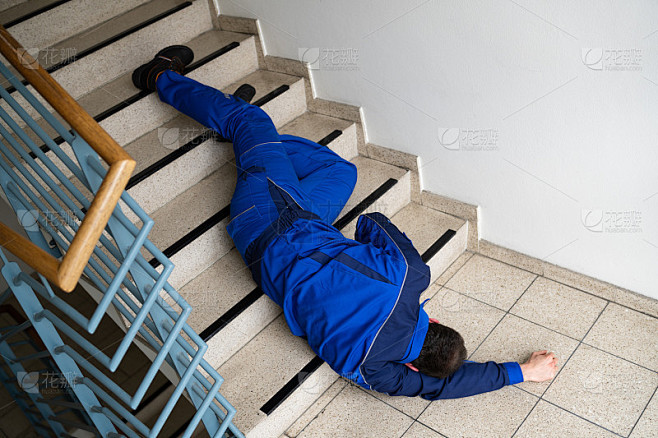 一名工人滑倒在楼梯上