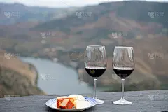 品尝葡萄牙干红葡萄酒，在杜罗谷生产的山羊和绵羊奶酪和杜罗河和梯田葡萄园的背景在秋天，葡萄牙