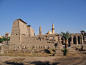卢克索神庙，埃及中南部城市，坐落在开罗以南670多公里处的上埃及尼罗河畔，位于古埃及中王国和新王国的都城底比斯南半部遗址上。卢克索古迹中最引人注目的是尼罗河东岸的卡纳克神庙(karnaktemple)和卢克索神庙(luxortemple)。