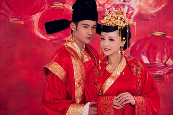 传统中式婚纱照姿势技巧 带你体验复古潮流...
