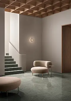 SOLIDA - GRANITI FIANDRE : ESSENTIAL ARCHITECTURES TAKE SHAPES THANKS TO A SOFT LIGHT AND TONE-ON-TONE FURNITURE.THE FLOOR TEXTURE IS INSPIRED BY THE WARM AND VIBRANT SHADES OF THE EARTH AND IT IS EXALTED THROUGH FLAMED WOODS, MARBLE DETAILS, ORGANIC TEXT
