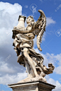 羅馬，意大利。一個天使在著名的Ponte聖天使橋。天使與列雕像由安東尼RAGGI。 免版權照片，圖片，畫像及圖片庫. Image 22096742.