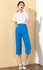 简约短袖白衬衫，翻领的设计，上身效果极佳，搭配蓝色的休闲裤，阔腿的版型，穿上立刻显高挑。