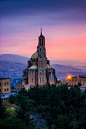 Beirut, Lebanon。黎巴嫩首都贝鲁特，位于地中海边狭长的平原上，背依连绵起伏的黎巴嫩山，既是地中海东岸最大的优良海港城市，又是黎巴嫩共和国的重要门户和货物集散地；既是中东商业、交通、金融和文化中心，又是东西方的连结点和出入中东的大门。贝鲁特以它那精美的建筑艺术，绚丽的自然风光和闻名的历史古迹吸引着世界各地的旅游者。 #国外# #街景# #景点# #美景#