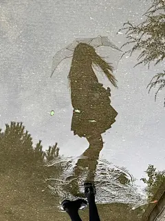 下雨天倒影 ​ ​​​水波纹 倒影 下雨 打伞  全身