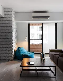 绘出极简的线条,找寻最适当的比例,将空间的主角留给该空间的使用居住者,这是Z-AXIS DESIGN一贯的目标与理念.

极度的白色搭配多彩的重点亮色系是Z-AXIS DESIGN赋与该空间的设计概念方向,在这小坪数的公寓裡, Z-AXIS DESIGN 运用一些设计重点将空间视觉达到加乘的效果,如:纯白色的整体空间,餐厅只有单边桌脚的餐桌, 廊道崁入式的壁灯光线,书房透明无视觉阻碍的房门,利用拆除将书房的一部分空间挪给主卧室的衣柜,主卧室衣柜门片纯白且会反射光线的钢琴烤漆材质,主卧室架高木地板作内崁床组