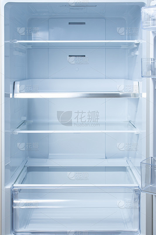 空开冰箱的架子，冰箱。模型背景空货架为您...