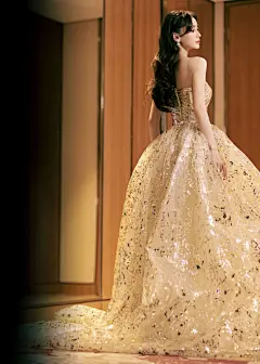 angelababy超话 绮丽如梦，浪漫如诗。@angelababy 化身冰雪女王❄️冰晶在香槟色的裙间蔓延开来，优雅且浪漫今晚和Boss颖共赴一场冬梦之约，一起为冬奥健儿们加油！祝大家元宵节快乐，事事圆满如意~

服装：Georges Hobeika 2022春夏高定 ​​​​