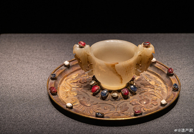 明万里嵌珠宝金托雕花卉双耳玉杯