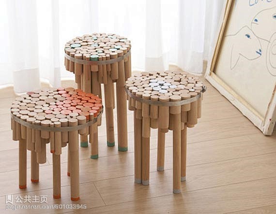 细长圆木柱子拼围成的创意桌子，由设计师尤...