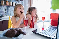 孩子们的虚拟生日派对。穿着裙子和帽子的女孩与孤独的朋友庆祝节日。在线会议，笔记本电脑视频电话，动画，