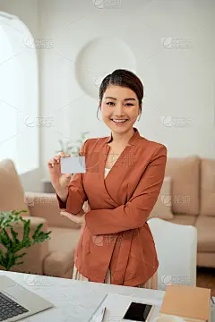 女商人拿着名片站在办公室的肖像