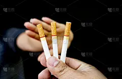 手握香烟的形象，停止吸烟的概念，世界无烟日，吸烟不仅伤害你自己，它也伤害你周围的人和你的家人