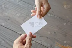 手持名片上的木材背景