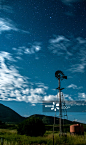 Windmill and grain silo under starry night sky, Arizona, USA_创意图片