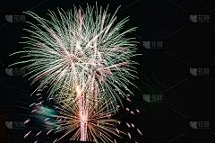 在聚会之夜燃放五彩缤纷的烟花
