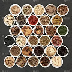 白瓷碗中藏有大量中草药及香料的石板背景研究.