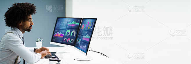 业务数据分析师使用计算机