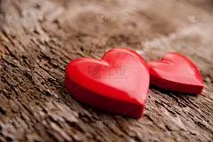 木制背景上的红心之爱