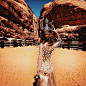 To the amazing Wadi Rum desert in Jordan  去约旦迷人的瓦迪拉姆沙漠
Murad Osmann，俄罗斯摄影师，出生于1985年，他在Instagram上的这组有趣的作品名为《Follow me》，所有的图片都是一位神秘的女子拉着你的手，带你前往不同的美丽地方。 
这组图片其实是Osmann和他女友在周游世界时所拍摄。