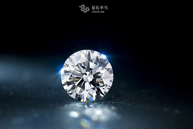 圆形钻石：是众多钻石形状中最受欢迎的，大...