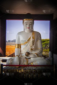 佛像孤立在自然和绿色背景与复制空间。佛教是宗教、和平和灵性的象征