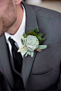 2016年新郎胸花设计趋势！请不要再戴一朵玫瑰，做潮流新郎！+来自：婚礼时光——关注婚礼的一切，分享最美好的时光。#新郎胸花# #多肉#